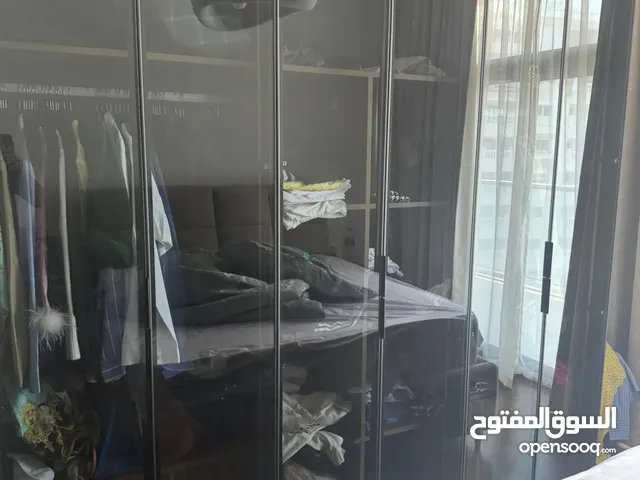 خزانة مضائة حالتها ممتازة جدا