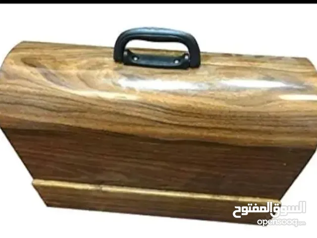 الصندوق الخشبي لآلة الخياطة المنزلية هو جهاز يستخدم لتخزين وحماية آلة الخياطة، وعادة ما يكون مصنوعًا