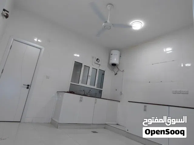 شقه للايجار في مسقط الخوض للايجار من المالك مباشره شامل مويه وكهرباء وانترنت وصيانه الايجار الشهري