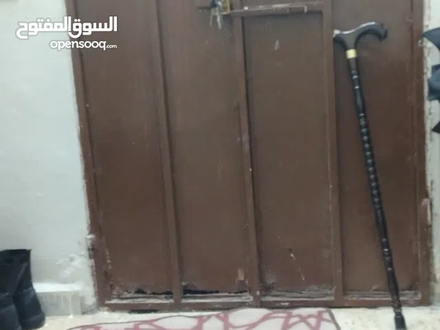 باب قديم ثقيل