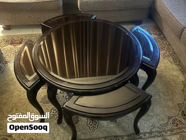 طاولة نضيفة مع جميع الزجاج