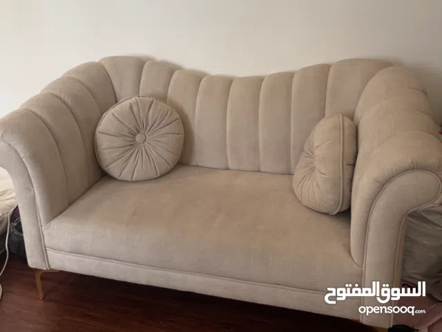 عندي ثنتين كنبات