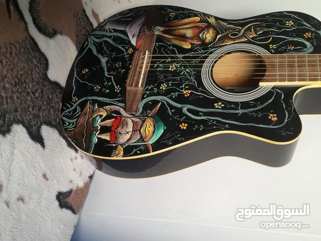جيتار أكوستيك بحالة ممتازة مع تصميم فني مميز للبيع – احصل على الصوت المثالي والتصميم الرائع