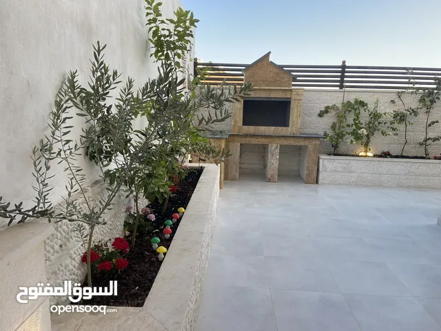 شقة ارضية مميزة بمساحة كلية 310 متر جديدة