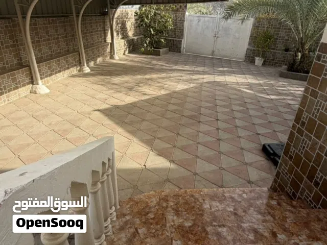 فيلا لي الايجار موقع جميل كل الخدمات متوفره قريب اللولو وقريب كورنيش في معبيله الشماليه