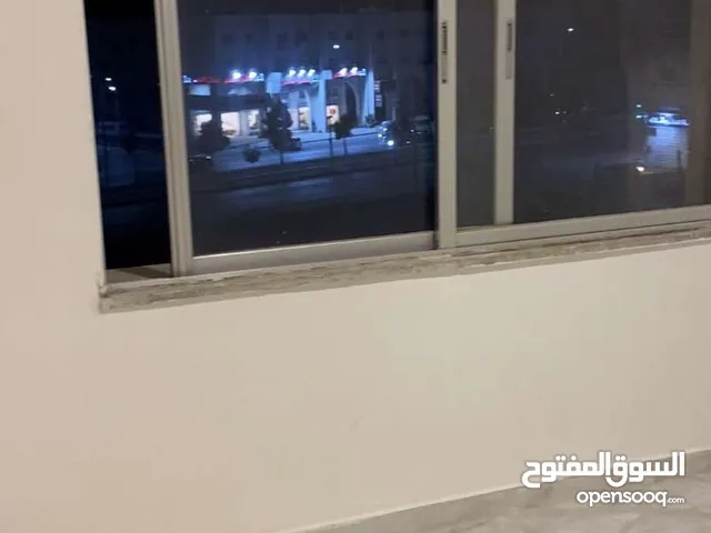 شقه فارغه للايجار الجبيهة شارع الجامعه خلف محكمة شمال عمان