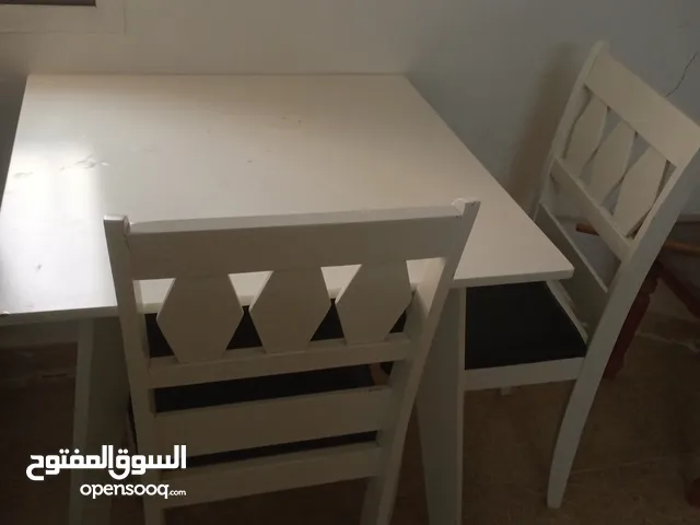 كرسيين مع الطاولة طقم مستعمل بحالة حيدة السعر قابل للتفاوض