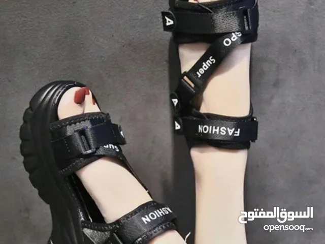 حذاء اسود اللون عالي