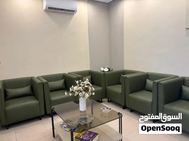 كراسي كنب جلد لون اخضر 6 مقاعد مع طاولة وسط