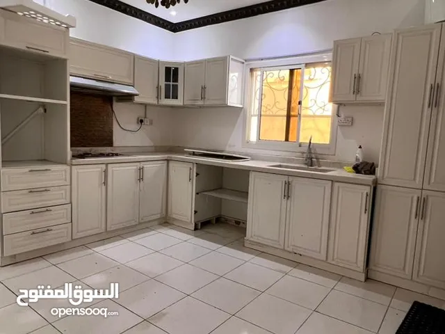 الرياض حي الملقا ثلاث غرف وصالة ومطبخ وثلاث دورات مياه