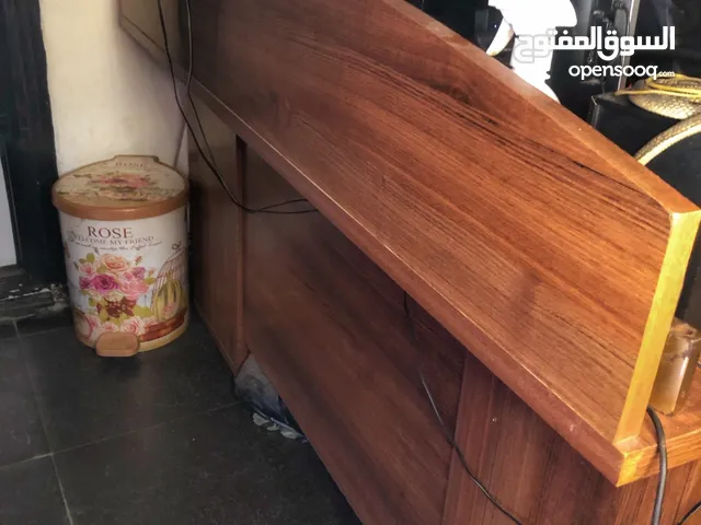 طاولة مكتب لوح فاخر شبه جديدة بالكرسي جلد اسود سعر نهائي 350