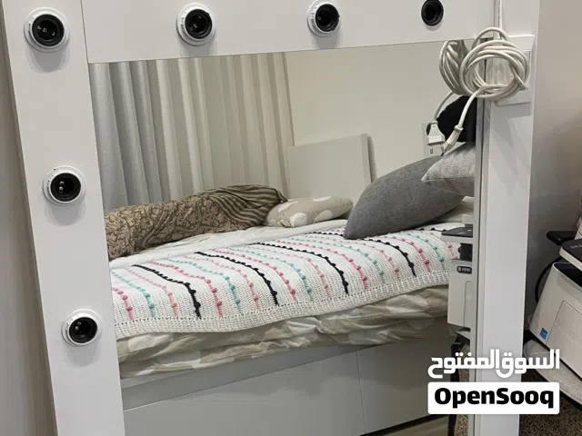 مراي مكياج مع إضاءة روعة بحالة الوكالة ثقيلة جداً للبيع بسعر مغري