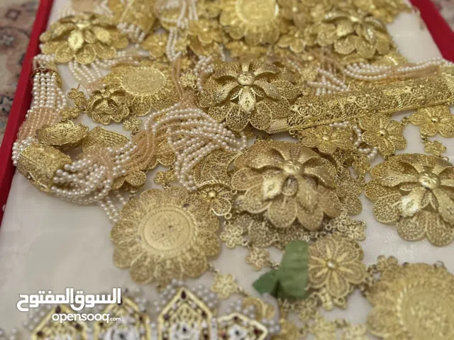 بدلة كبيرة مش فضة ومعاها بلاك يور