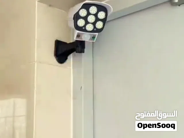 كشاف على شكل كاميرا 77 SMD LED – إنارة قوية، شحن بالطاقة الشمسية، وتشتغل أوتوماتيك عند مرور الأشخاص.