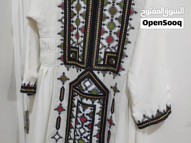 بلوشي ابيض مقاس 10_11سنه مع مع البانطلون
