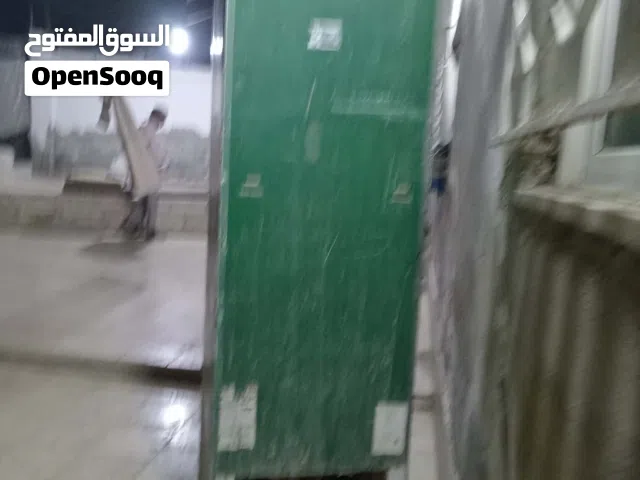 ثلاجه خمس رفوف شغاله مش ناقصه شي