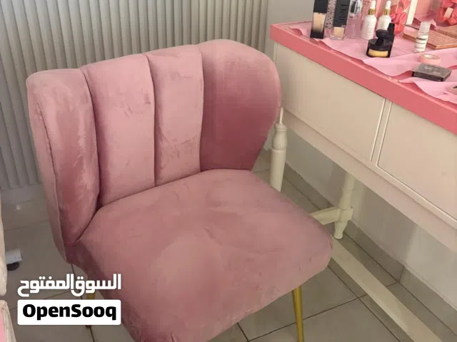 طاولة اضافر مع كرسي عدد 2