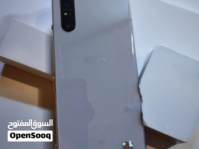 موبايل اكسبيريا لونه ابيض جدا نظيف. معالج سنابدراكون و استخدام شخصي. بيه طبعة