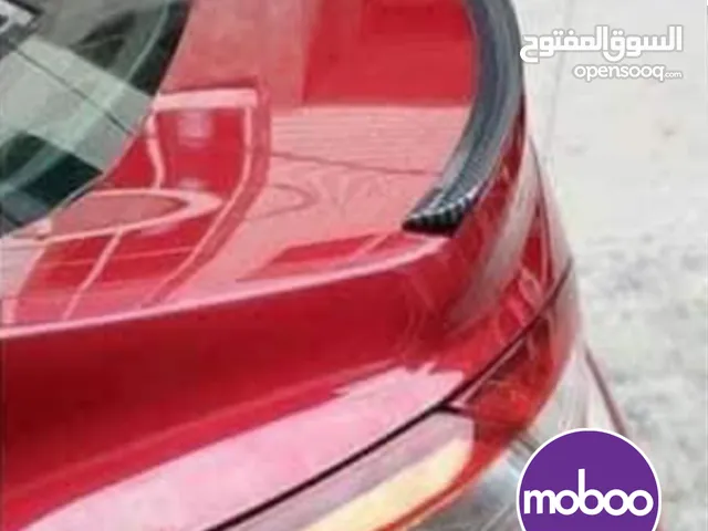 جناح خلفي رياضي فاخر مصنوع من كاربون فايبر خفيف وقوي مزود ب إضاءة LED للبريك والاشارات