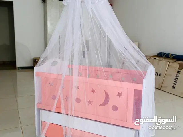 سرير أطفال لون وردي جديد بالعجل و قجر و ناموسية و هزاز
