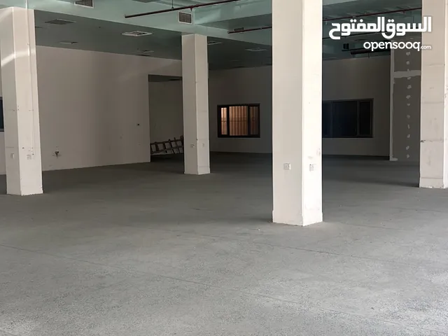 للايجار معرض في شرق الاحمدي موقع مميز