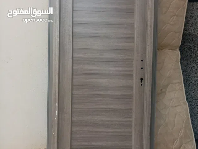 باب للبيع بي في سي الطول 2 متر العرض .77 سم