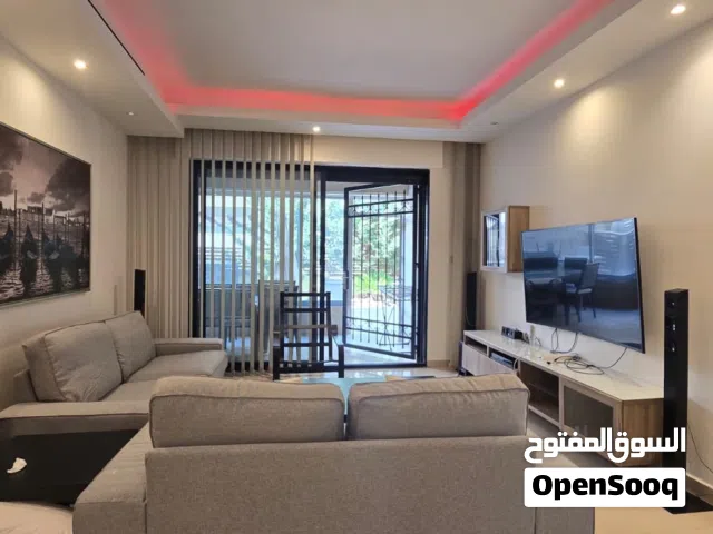 شقة أرضية مع ترس خارجي وحديقة مفروشة للإيجار في عبدون