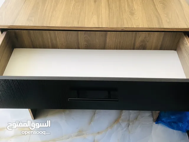 مكتب خشبي و اسود