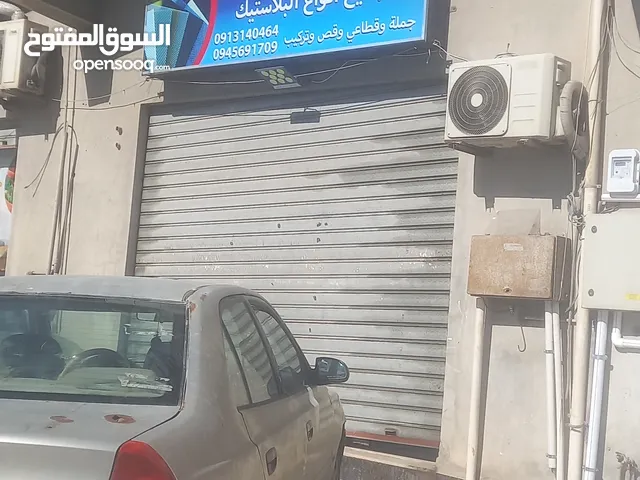 محل للإجار بالقرب من الاشاره الضوئية وانت ماشي لكوبري المطار يجي عاليمين مساحته 10×5 يصلح لعدة انشطه