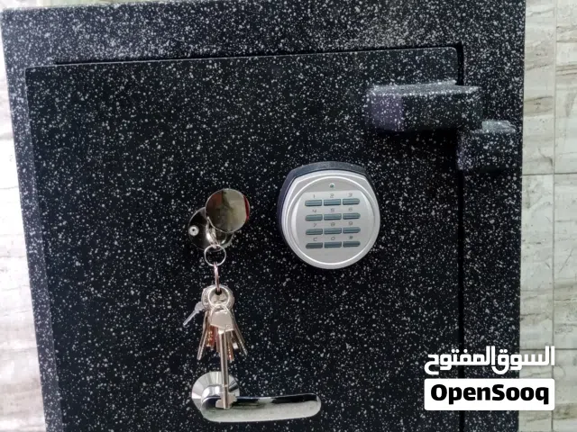 ابو ادم للقاصات خزنه ايوبي وكاله قاصات اجنبي وزن ثقيل احجام مختلفه من الخزنات والقاصات والأبواب