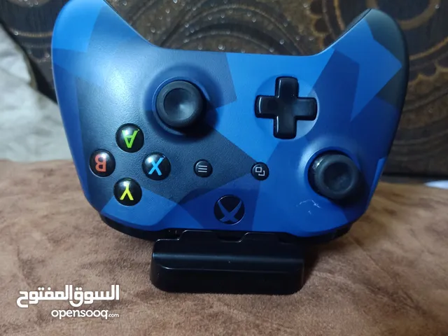 يد تحكم Xbox one s الاصليه مع قاعده شاحن وبطاريه شحن بحال الوكاله