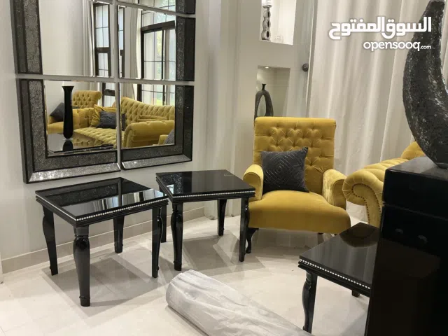 كنب مجلس عصري عدد 3 مع طاولات عدد 3 وزاويه مع تحفه كريستاليه