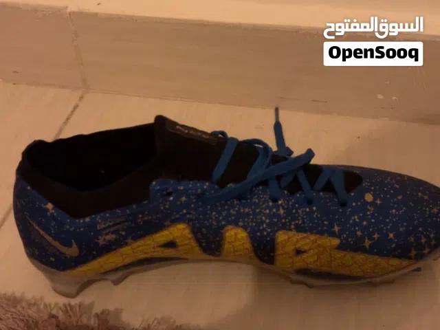حذاء نايك اير زوم اصلي نمرة 41 لعبت فيه اربع او خمس حجوزات بدي أبيعه عشان صغير