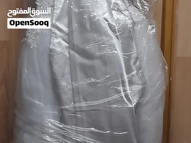 بدلة فستان عرس وضعها ممتاز لبسة واحدة فقط للبيع بسعر كويس