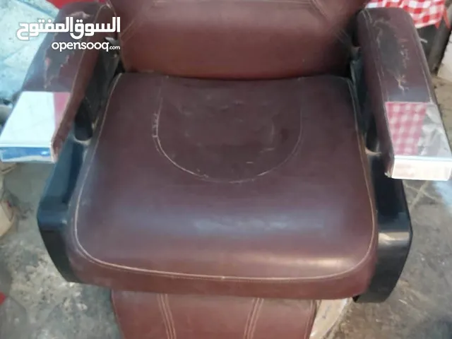 كرسي حلاقة شبح عدد 3 مع مري خاصة بالكرسي مستعمل بحاله جيدة مصنوع من السنلس ستيل لا يصدى وشكلة فخم