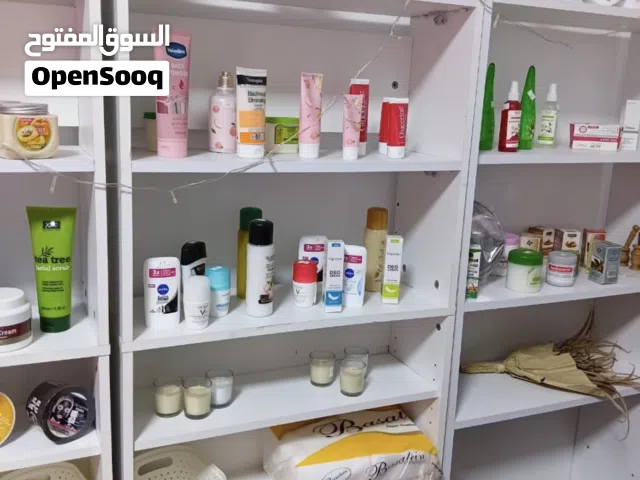 استاندات محل .الستندات جدد تنفع لي محل او صيدليه.سبب البيع مشروع وماصارش منه .الستاندات جدد.3ميترو.