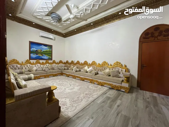 اهلا وسهلا بضيوفنا الكرام منزل للايجار الاشخرة يبعد عن الميناء 500متر تقريبا قريب السوق وكل الخدمات