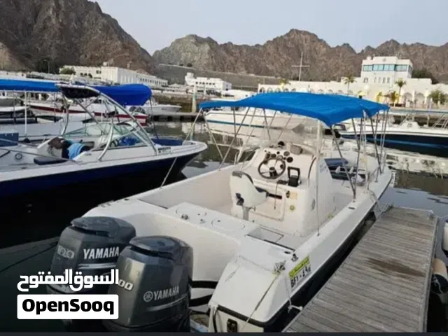 قارب 25 قدم بحالة ممتازة