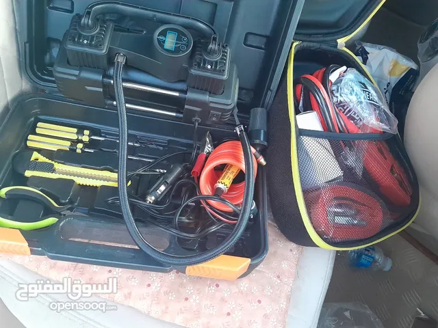 منفاخ الإطارات مع جميع الملحقات وتشرش بطاريه السياره مع جميع الملحقات