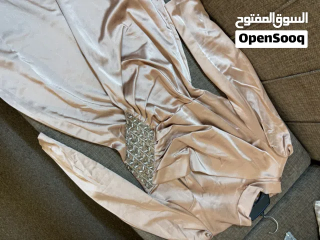 فستان سهرة محجبات باللون الجولدن روز