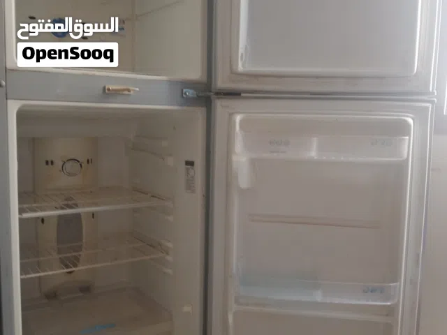 ثلاجة LG متوسطة الحجم