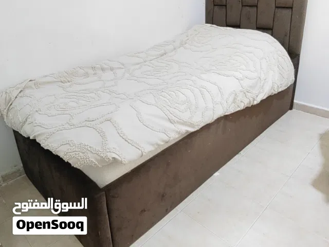 سرير مفرد مريح جداً شبه جديد