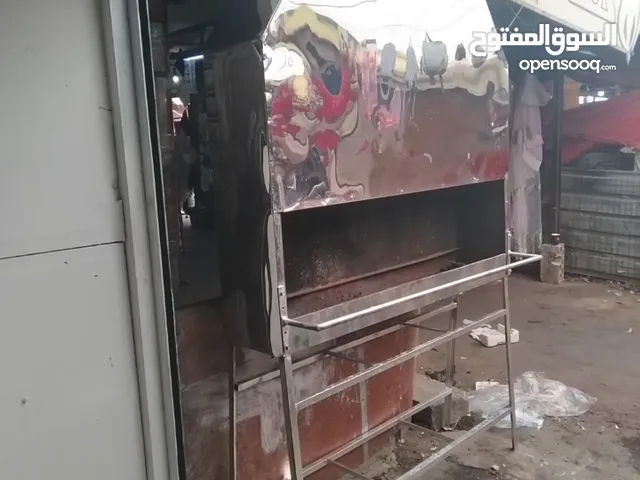 للبيع عدة مطعم كامله يوجد ميزان صواني طناجر وعده متفرقه جاطات وميزان