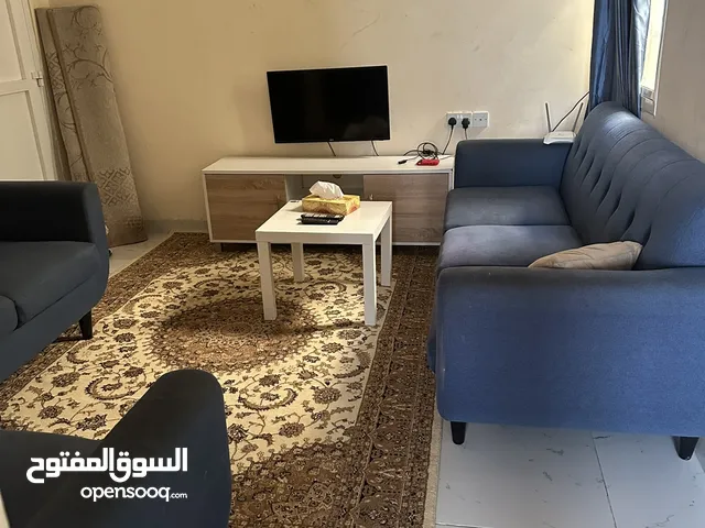 شقة للأجار في ولاية صحار تتميز بموقع جميل على شارع الخدمات الداخلي في منطقة كروان ..