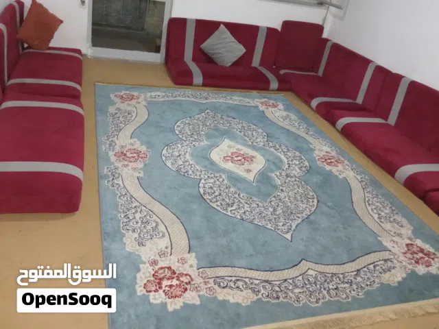 سلام عليكم عندي جلسة كوسه وملمسها حلو برضو سجاد الازرق فاتح وسجاد لي تحته بسعر كويس