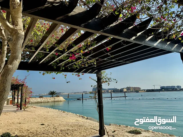 للبيع العاجل  شقة مجددة 3 غرف + غرفة خادمة  دخول مباشر للشاطئ