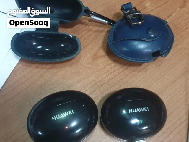 عدد اتنين سماعات هواوي 4i لون اسود واحده كامله والتانيه الشمال فقط بحاله ممتازه مع الكفرات