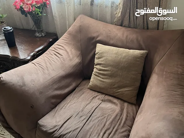 طقم كنب مكون من 4 قطع واحد ثلاثي واحد ثنائي اثنان من الكنب مفرد + 3 طاولات مع الطقم