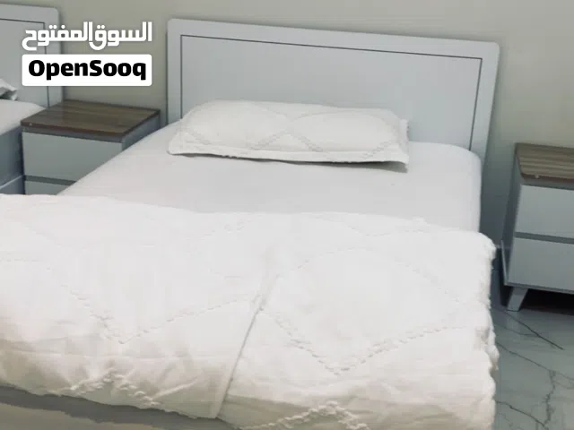 3 آسرة نوم بحالة ممتازة+ طاولتين جانبية+ مراتب مريحة Sealy