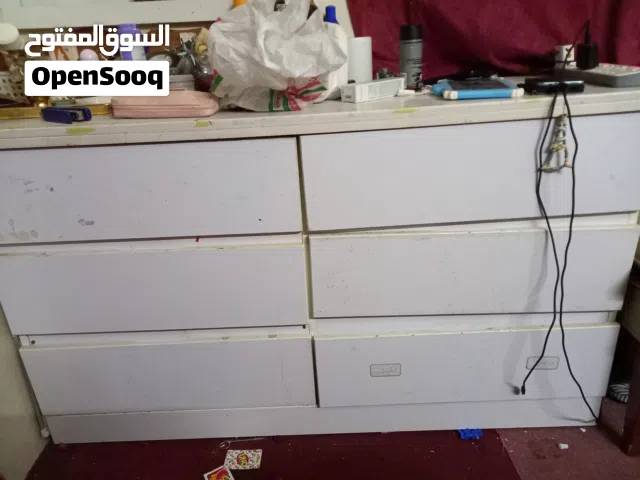 طاولة جيدة مع ادراج ،قوية لون ابيض تحتاج تنظيف فقط باليد